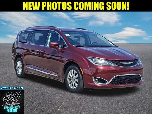 Used 2017 Chrysler Pacifica Touring-L FWD image 1