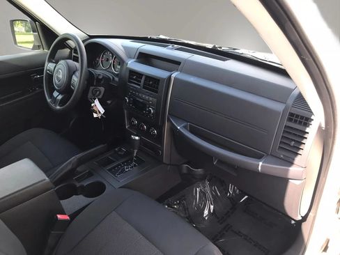 Used 2012 Jeep Liberty Sport AWD/4WD image 2