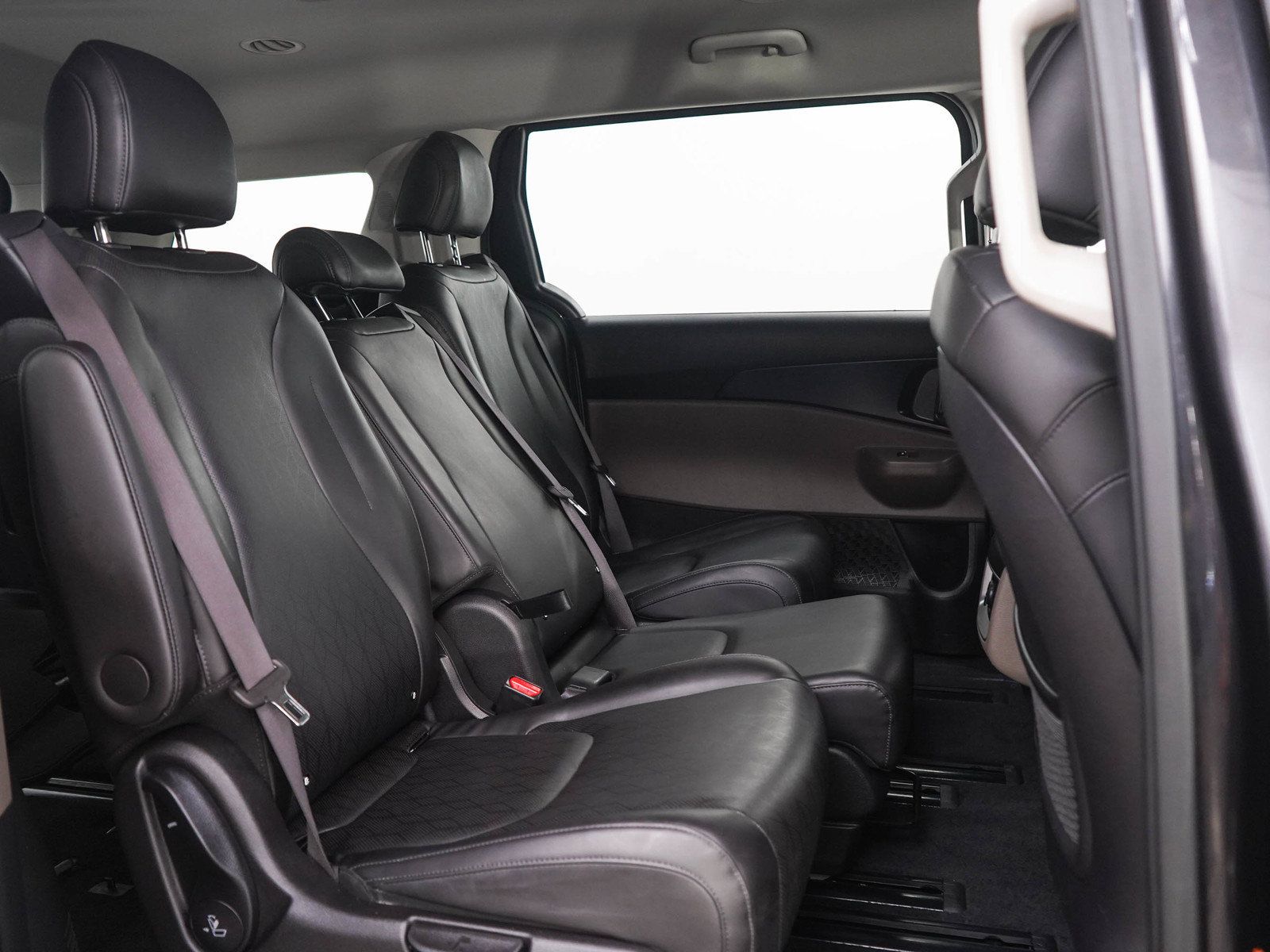 Used 2025 Kia Carnival FWD image 12