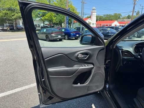 Used 2021 Jeep Cherokee Latitude AWD/4WD image 19