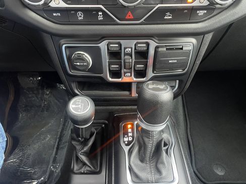 Used 2024 Jeep Wrangler Unlimited Sahara AWD/4WD image 27