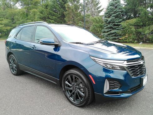 Used 2023 Chevrolet Equinox RS AWD/4WD image 2