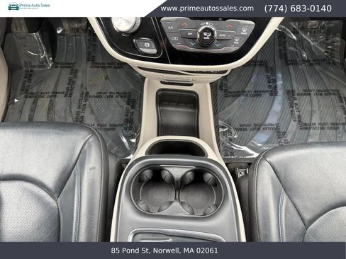 Used 2021 Chrysler Pacifica Touring-L FWD image 26