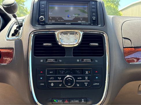 Used 2015 Chrysler Town & Country Touring w/ Driver Convenience Group FWD image 32
