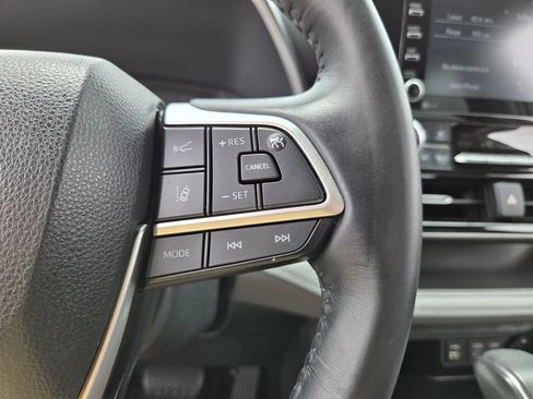 Used 2022 Toyota Highlander XLE FWD image 27