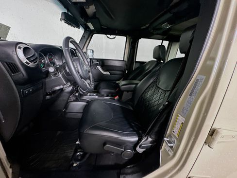 Used 2017 Jeep Wrangler Unlimited Rubicon w/ Connectivity Group image 13