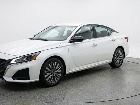 Used 2025 Nissan Altima 2.5 SV image 3