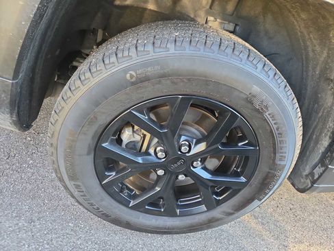 Used 2024 Jeep Grand Cherokee L Laredo image 3