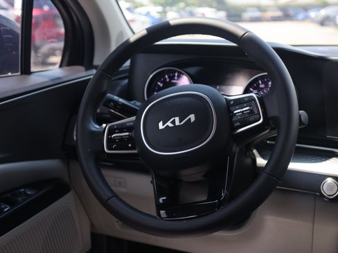 Used 2023 Kia Carnival LX FWD image 7