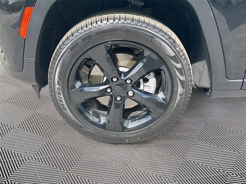 Used 2025 Jeep Grand Cherokee L Limited w/ Black Appearance Package RWD image 32