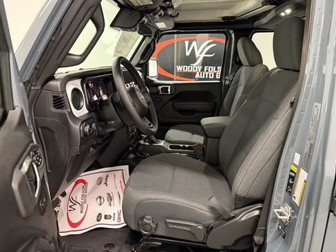 New 2025 Jeep Gladiator Sport image 10