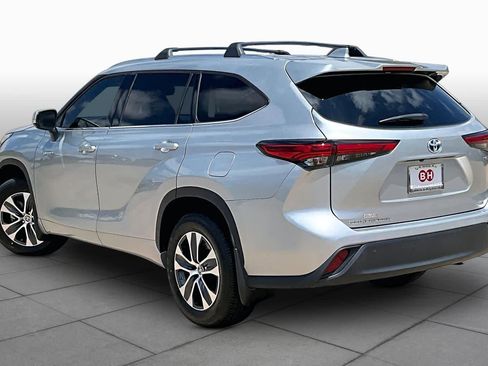 Used 2021 Toyota Highlander XLE FWD image 12