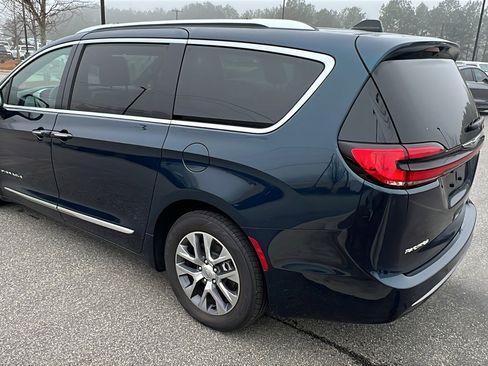 Used 2024 Chrysler Pacifica Pinnacle image 10