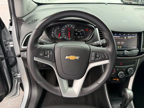 Used 2022 Chevrolet Trax LT w/ LT Convenience Package image 12