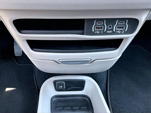 Used 2024 Chrysler Pacifica Touring-L FWD image 16