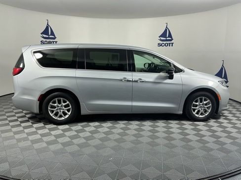 Used 2024 Chrysler Pacifica Touring-L image 6