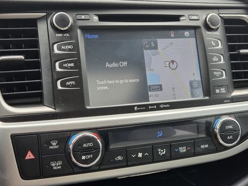 Used 2018 Toyota Highlander XLE image 15