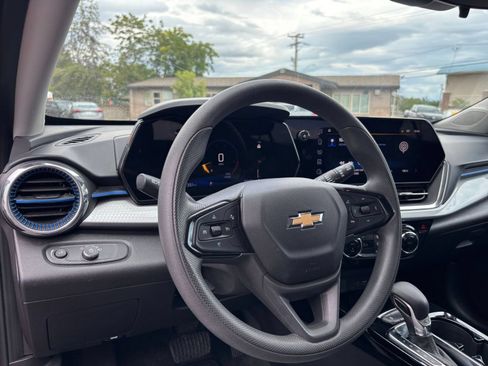 Used 2025 Chevrolet Trax LT FWD image 33