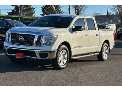 Used 2018 Nissan Titan SV image 10