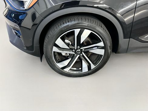 Used 2025 Volvo XC40 B5 Plus AWD/4WD image 11