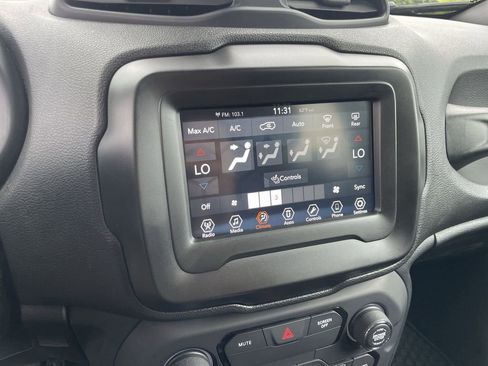 Used 2018 Jeep Renegade Altitude AWD/4WD image 11
