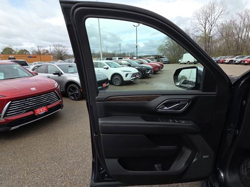 Used 2023 Chevrolet Suburban Premier image 12