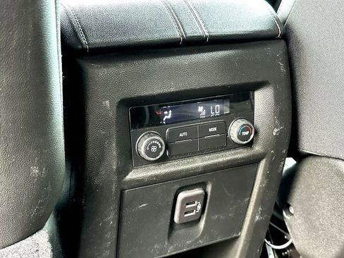 Used 2023 Chevrolet Traverse LT FWD image 21