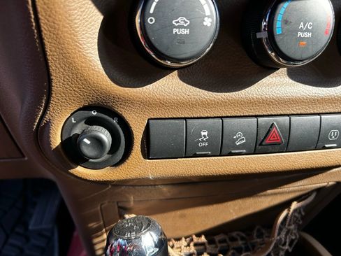 Used 2014 Jeep Wrangler Unlimited Sahara image 24