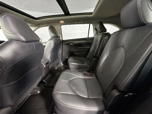 Certified 2025 Toyota Highlander Platinum image 32