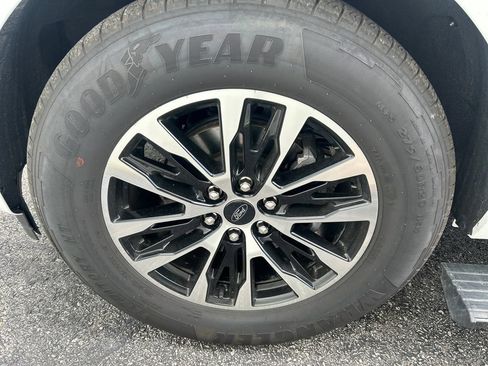 Used 2025 Ford Expedition Platinum AWD/4WD image 4
