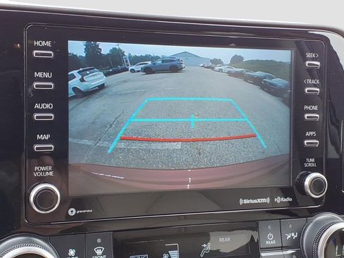 Used 2021 Toyota Highlander XLE AWD/4WD image 18