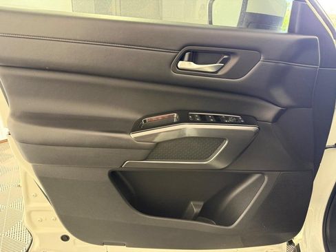 Used 2024 Nissan Pathfinder SL w/ Black Appearance Package FWD image 17