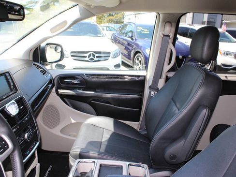 Used 2016 Chrysler Town & Country Touring FWD image 14