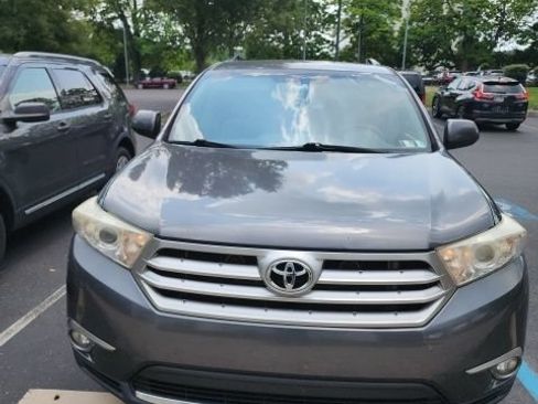 Used 2013 Toyota Highlander Plus AWD/4WD image 2