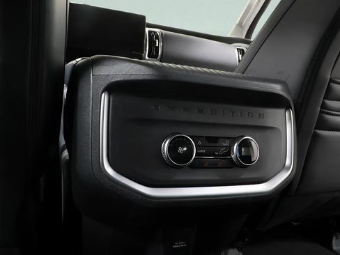 Used 2025 Ford Expedition Platinum image 26