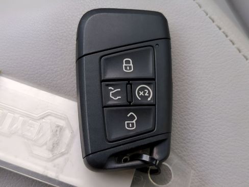 Used 2023 Volkswagen Tiguan SE R-Line image 30