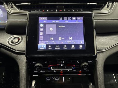 Used 2023 Jeep Grand Cherokee Laredo w/ Luxury Tech Group I image 8