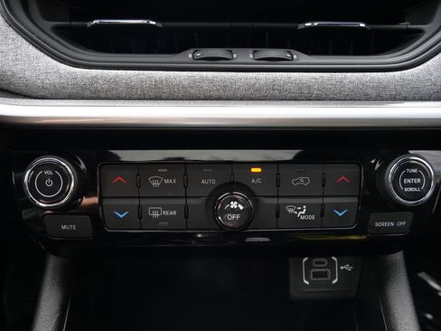 Used 2025 Jeep Compass Latitude w/ Sun & Sound Group AWD/4WD image 24