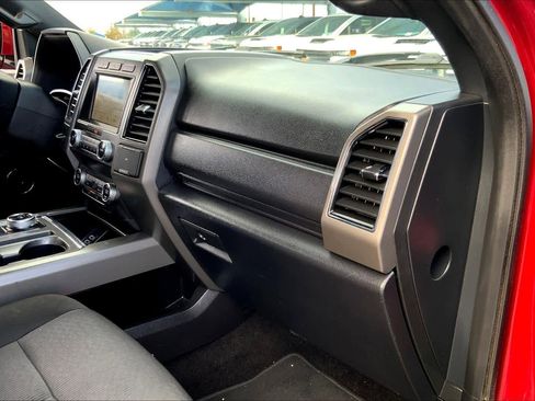 Used 2019 Ford Expedition XLT image 17