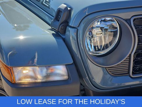 New 2025 Jeep Gladiator Willys image 32