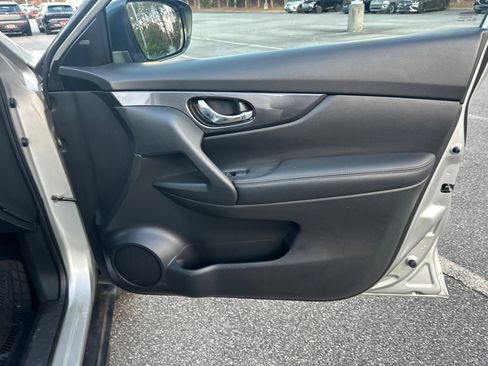 Used 2017 Nissan Rogue SV w/ SV Premium Package image 14