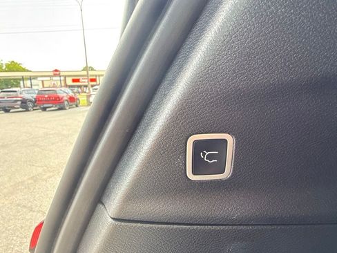 Used 2024 Chrysler Pacifica Limited w/ S Appearance Package FWD image 9