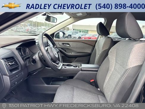 Used 2023 Nissan Rogue SV image 3