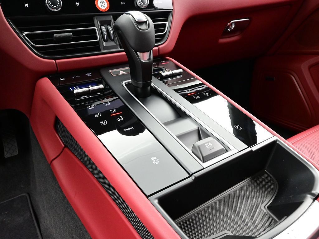 Certified 2026 Porsche Macan AWD/4WD image 11