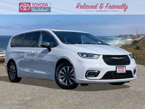 Used 2023 Chrysler Pacifica Limited image 1