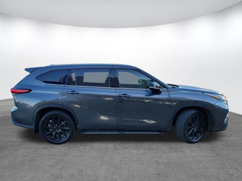 Used 2022 Toyota Highlander XLE FWD image 4