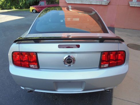 Used 2009 Ford Mustang GT RWD image 4
