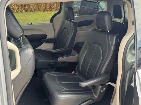 Used 2019 Chrysler Pacifica Touring-L FWD image 17