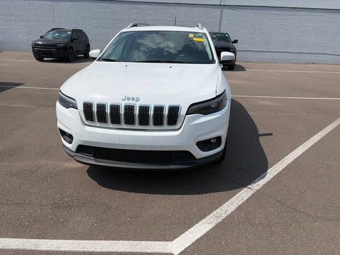 Used 2019 Jeep Cherokee Latitude Plus w/ Comfort/Convenience Group AWD/4WD image 2