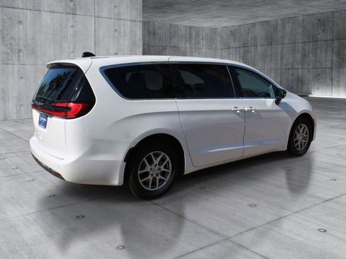 Used 2024 Chrysler Pacifica Touring-L FWD image 5